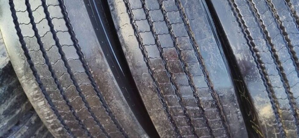 Truck/bus tyres5x  295/80/22.5 steers on rims