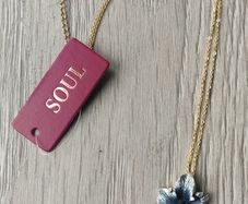 Brand new necklace with flower pendant