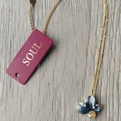 Brand new necklace with flower pendant