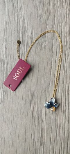 Brand new necklace with flower pendant