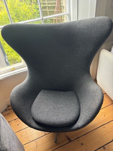 Arne Jacobsen style egg chair