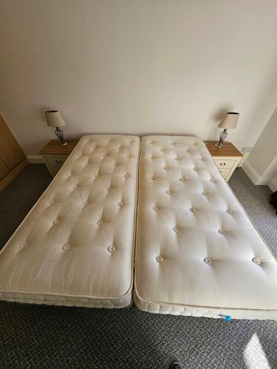 2 single beds