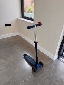 Maxi Micro DELUXE LED Scooter: