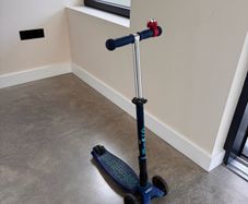 Maxi Micro DELUXE LED Scooter: