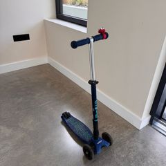 Maxi Micro DELUXE LED Scooter:
