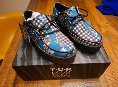 Tuk Shoes