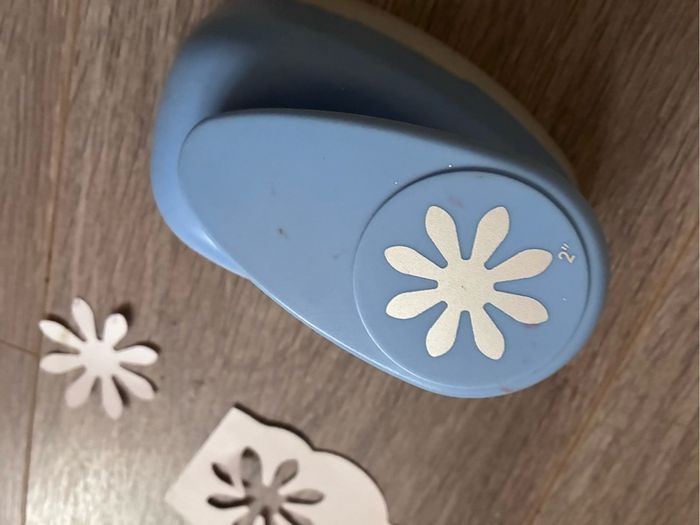 Daisy-shaped Lever Action Craft Punch