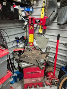 Motorcycle tyre machine and balancer