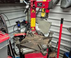 Motorcycle tyre machine and balancer