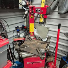 Motorcycle tyre machine and balancer