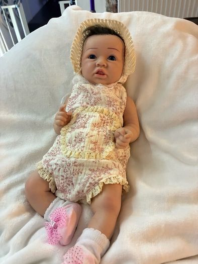 doll.       Very cute full bodied silicone reborn doll