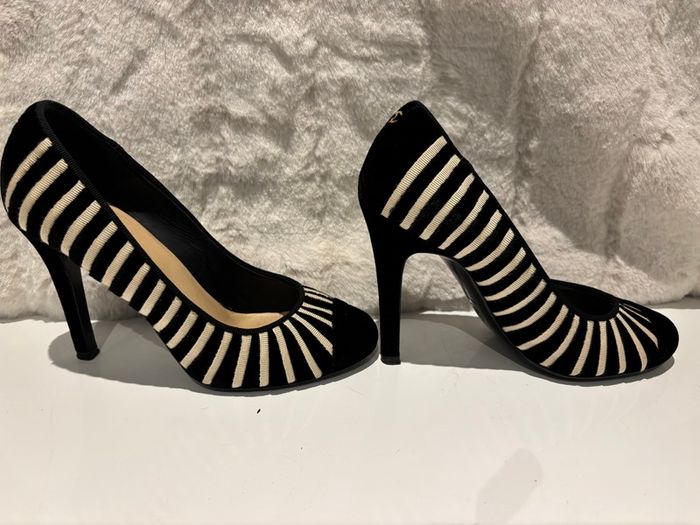 CHANEL Velvet Pumps (Size 37)