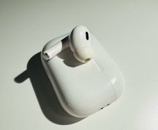 Apple AirPod Pro 2, Left earbud and case
