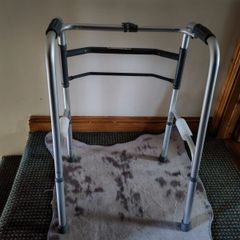 Folding walking frame