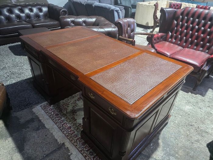 presidential desk+ captains chair