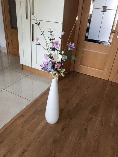 Stunning vase with Silk Flowers (Flowers are from Arnotts so exceptional Quality)
