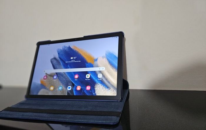 Complete Set Samsung Galaxy Tab A8 (32GB) + NCC Wireless Headphones + USB Plug & Charger + Protective Cover.