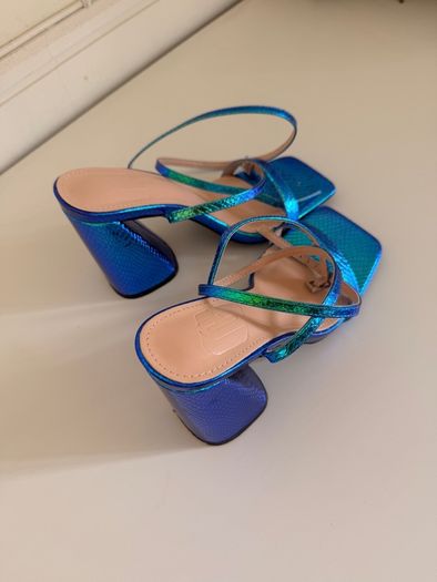 Holographic heels
