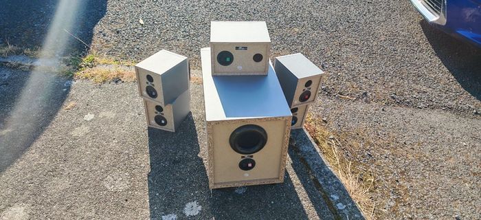 Free acoustic speakers