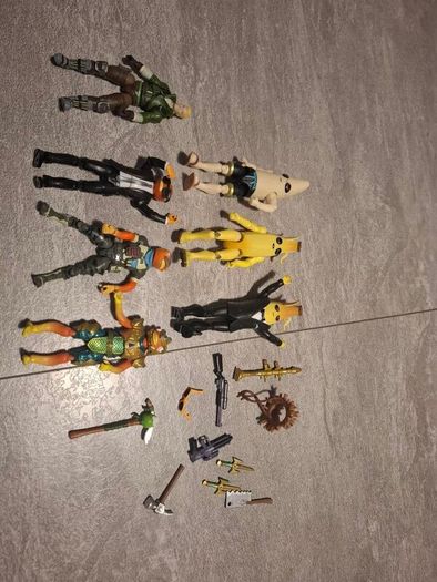 Fortnite battlebus,figures and accessories