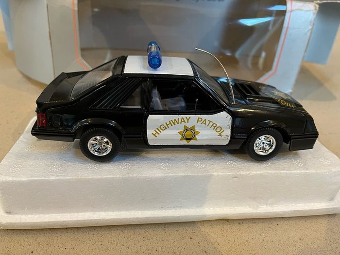 Ford Mustang Police 1/24 Ford Dealer Burago