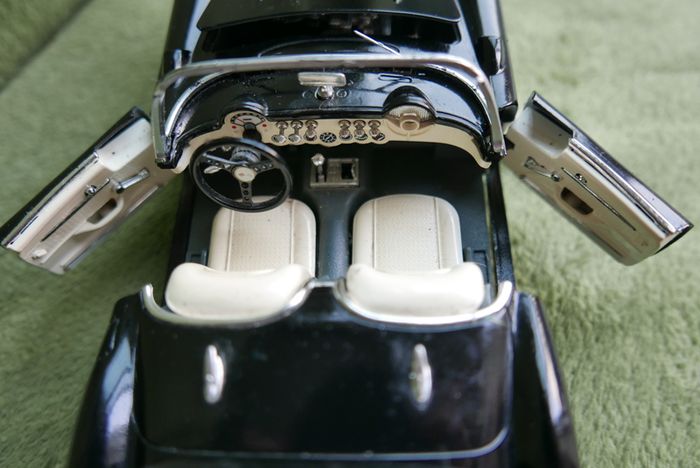 Vintage Bburago Chevrolet Corvette 1957 Convertible Black And White 1/18 Scale