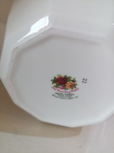 Big Lidded Tea Caddy / Storage Jar 21 cm Royal Albert Old Country Roses