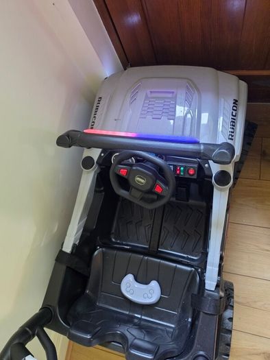 selling jeep that runs on chargable bateries w music etc