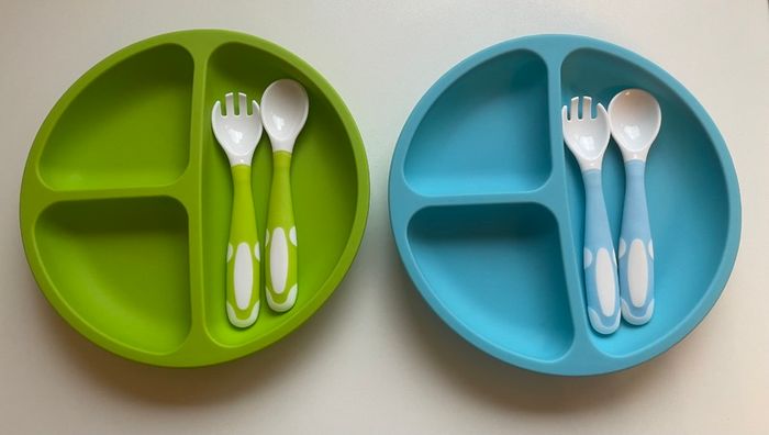 Feeding sets, spoons, plates, forks, bibs
