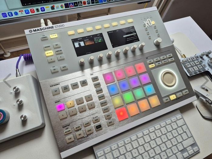 Maschine Studio + Maschine 2 Factory Library 8GB + Komplete 14 Select
