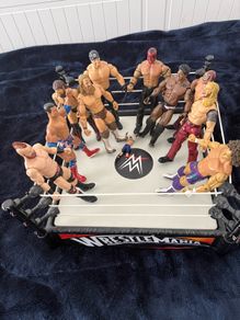 WWE WrestleMania Ring & Action Figure Bundle
