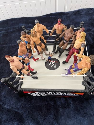 WWE WrestleMania Ring & Action Figure Bundle