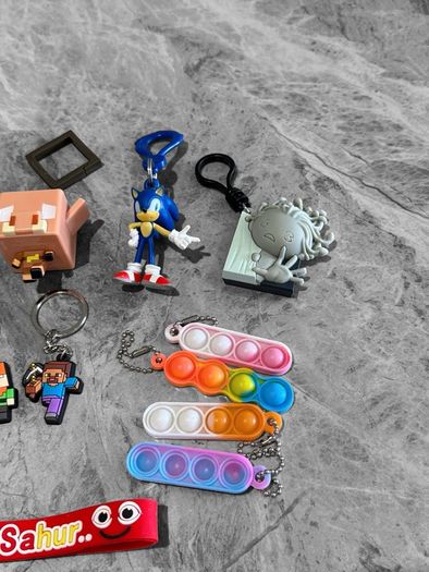 Pre Owned Huge Novelty Keyring Lot x18