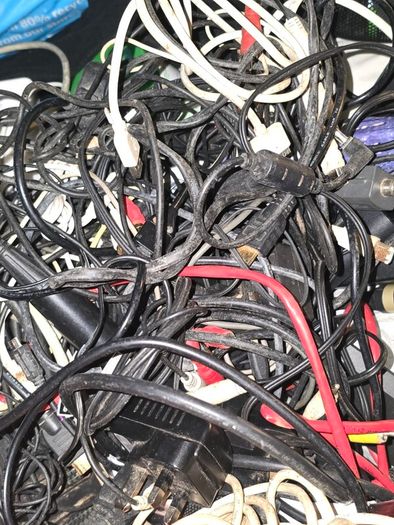 Joblot Electronics: controller, mobile + laptop chargers, laptop batteries, cables, etc