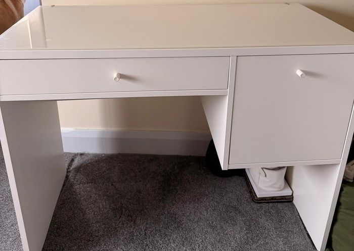 desk/makeup table