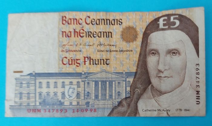 Irish 2 X 1998  Five Pound banknots in Fine  condition