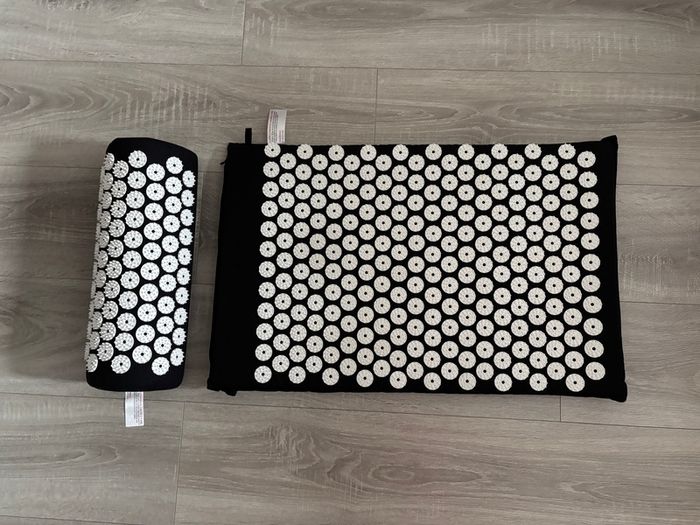 Acupressure/acupuncture mat