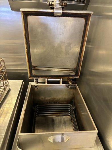 Henny Penny Pressure Fryer Model 500 with Computron 7000. Project or Parts Unit Spare Element Included