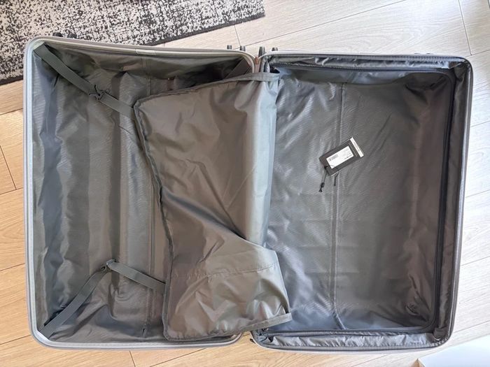 Large suitcase Samsonite Aerolux Large Spinner Silver. Like New