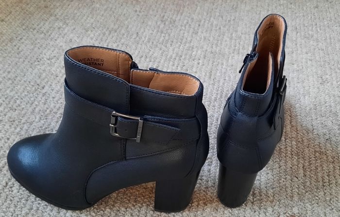 Vionic Black Ankle Boots size 5