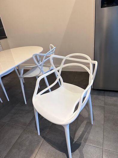 Extendable dining table  and 4 chairs