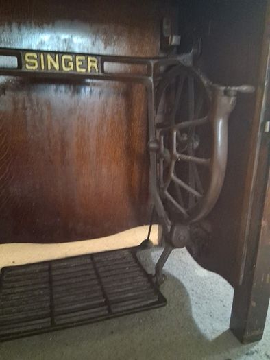 1920- 1950s Singer sewing machine cabinet