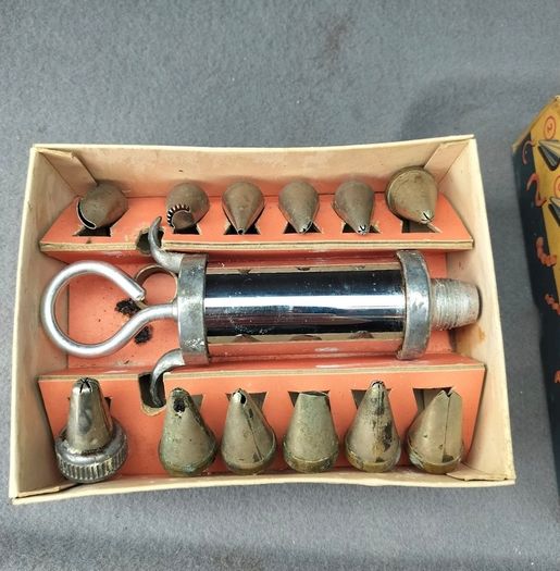 Vintage Nutbrown' De Luxe Icing Set good condition  very old