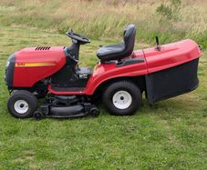 Ride on lawnmower