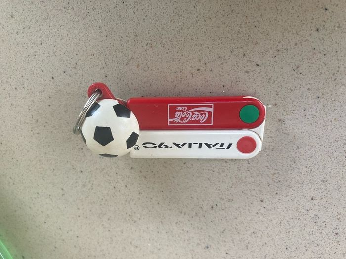 Coca Cola Italia 1990 key ring pen rare