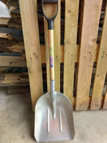 Grain shovel