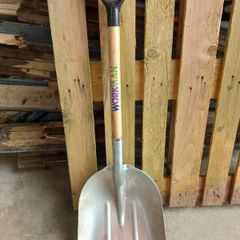 Grain shovel