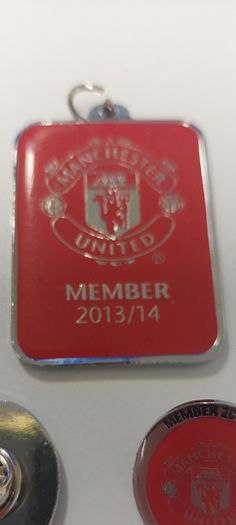 Manchester United - 2013/14 - member key ring and two member pin badges. Season 2013-14