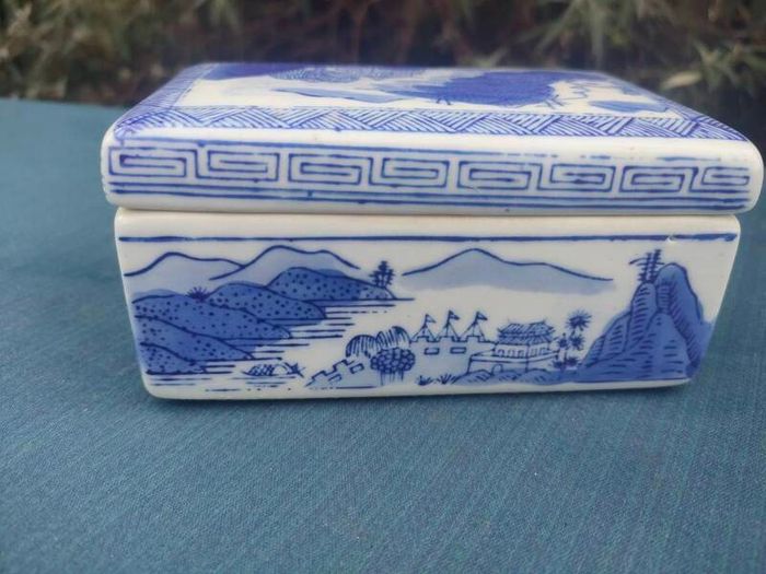 Vintage Chinese Porcelain Lidded Ink Box