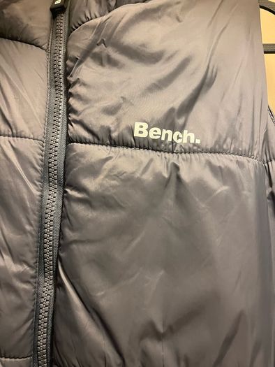 Bench long vest with a hood